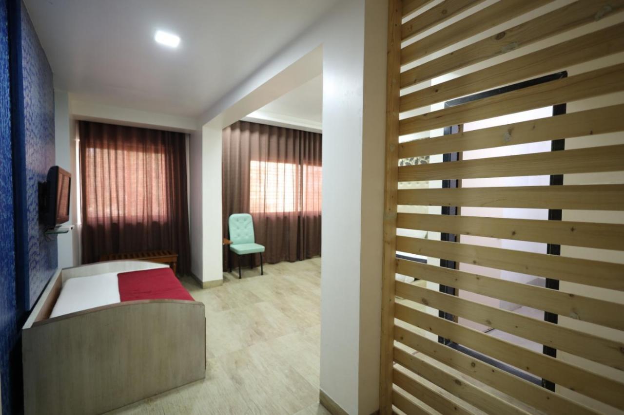 Saish Hotel Shirdi Bagian luar foto