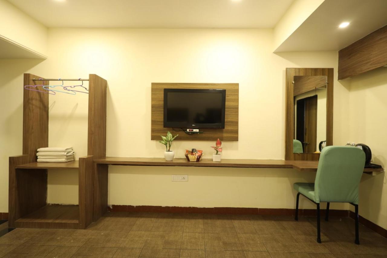 Saish Hotel Shirdi Bagian luar foto