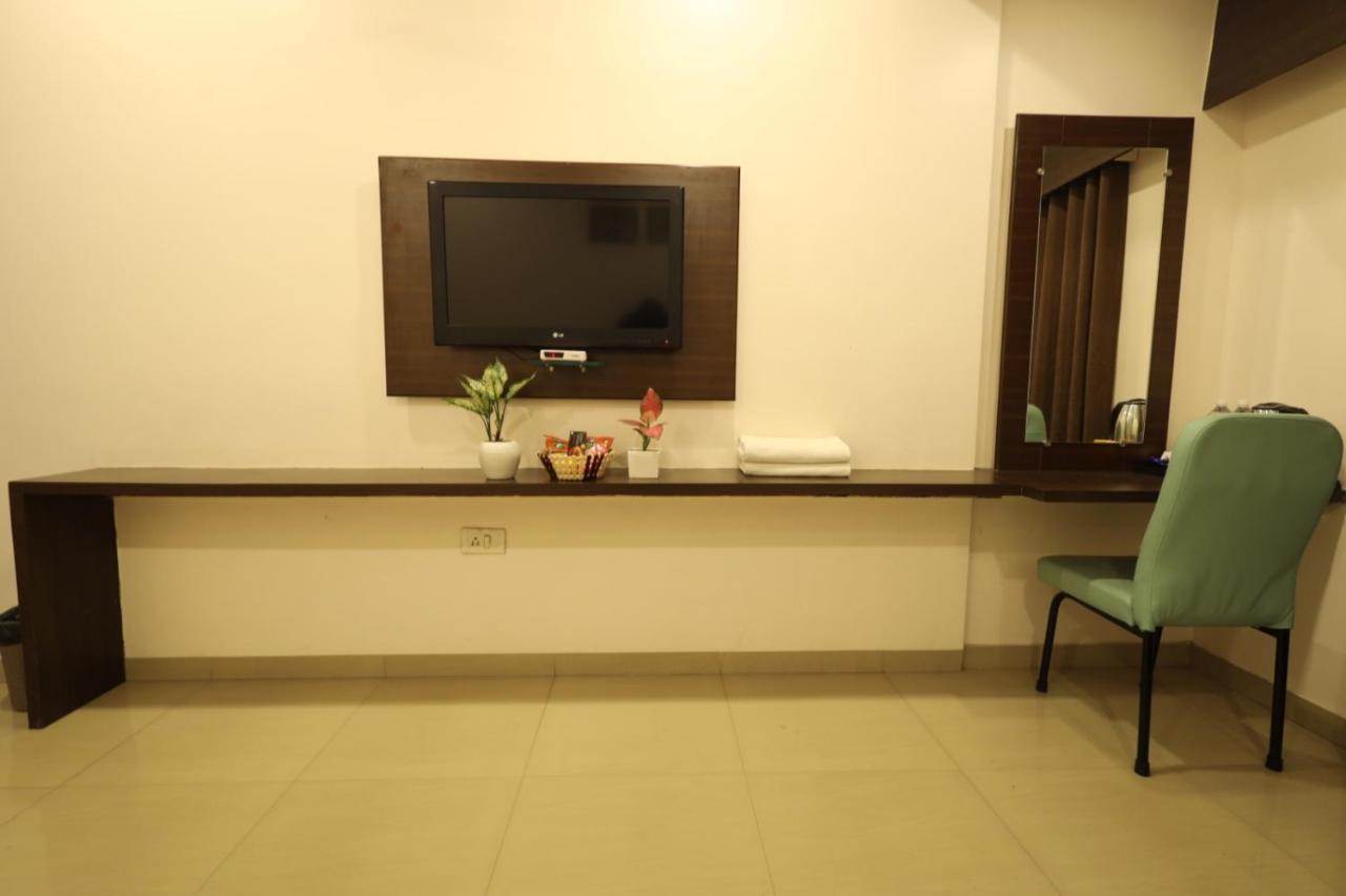 Saish Hotel Shirdi Bagian luar foto