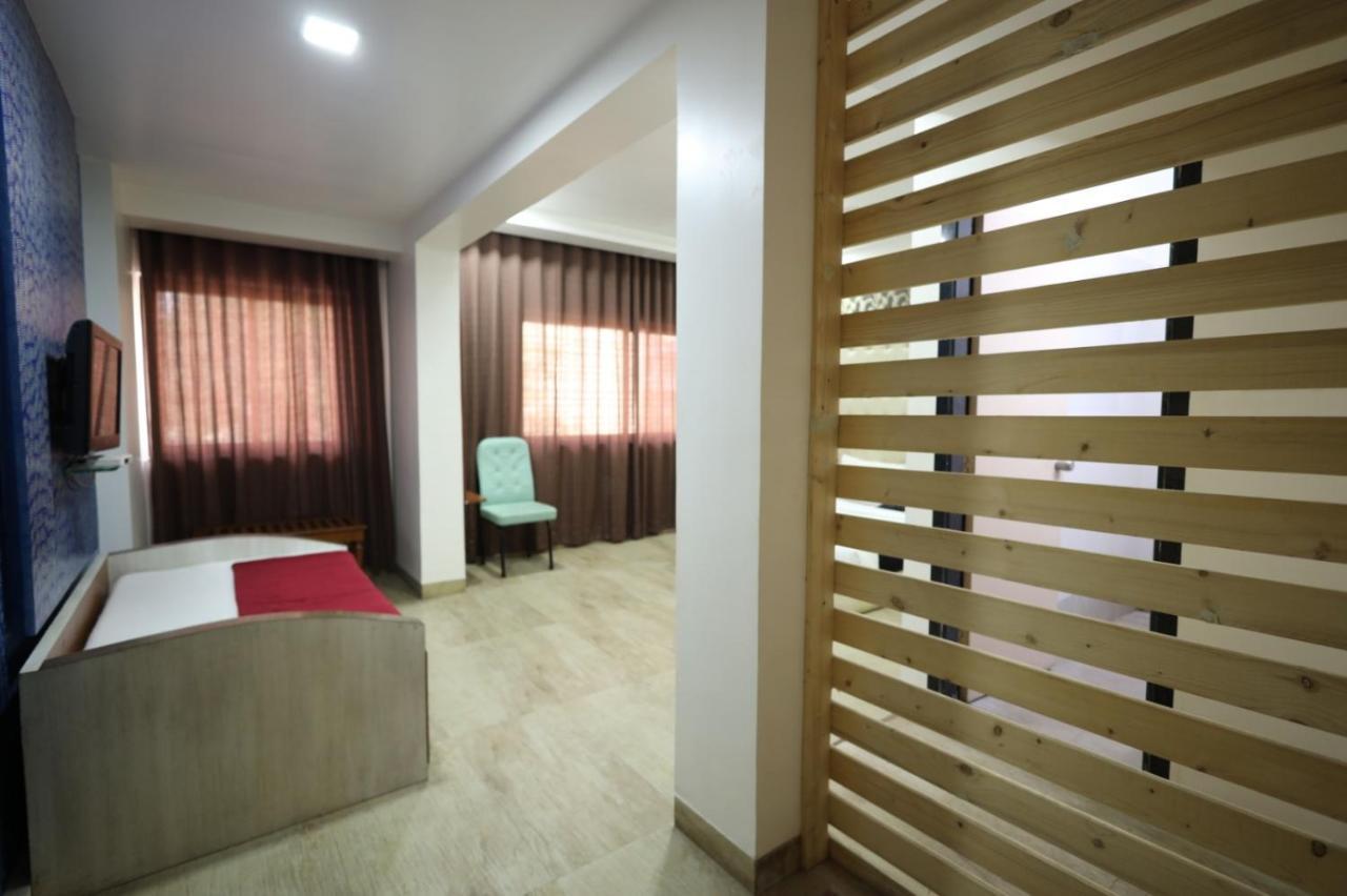 Saish Hotel Shirdi Bagian luar foto